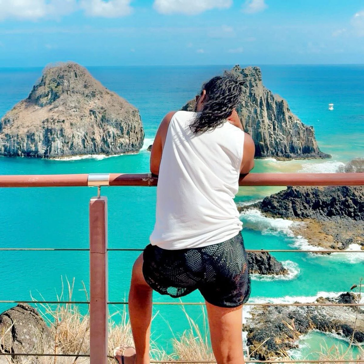 makopapo's tweet image. SINGLE: What was real? Maybe the feeling of abandonment in the middle of a giant island. All the ignored signs were there.

SOLTEIRO: O que foi real? Talvez o sentimento de abandono no meio de uma ilha gigante. Todos os sinais ignorados estavam lá. #Island instagram.com/p/DXogCc7iEYC/…