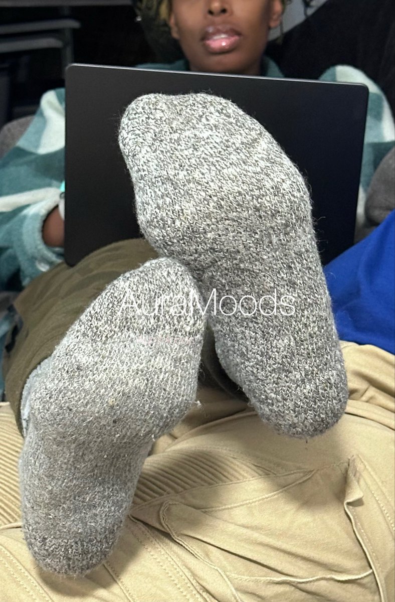 AuraMoods's tweet photo. When my feet are cold what is a girl to do
That’s right #sockit to you 😅😂🤭#socks 🧦 https://t.co/KDHriSPhwD