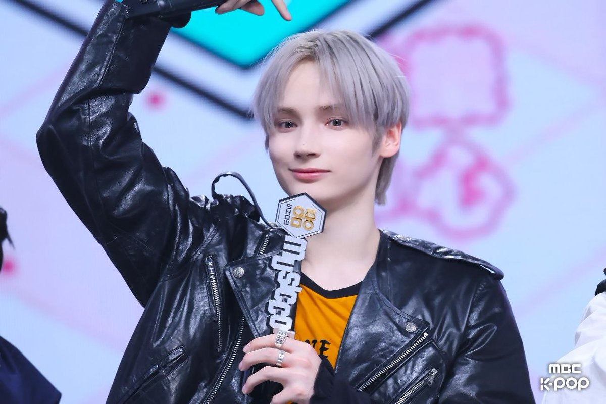 SL__TXT's tweet image. 270426 [#PHOTOS]

[On-site] TOMORROW X TOGETHER - Stick With You | Show! Music Core #HUENINGKAI

#투모로우바이투게더 #TOMORROW_X_TOGETHER
#TXT
©️TXT_SL🇱🇰🇰🇷