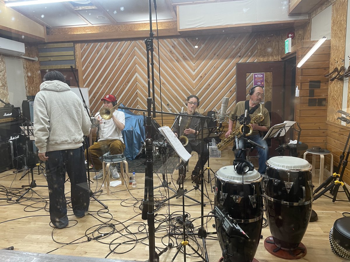 OffbeatsStudio's tweet photo. 【Rec Report】 JariBu Afrobeat Arkestraのレコーディングを敢行！
総勢10名のフル編成、当スタジオ初の「2部屋同時録音」という挑戦的なセッション。
壁を越えて共鳴する圧倒的なグルーヴはまさに圧巻の一言。新たな傑作の誕生が今から楽しみです！ #OFFBEATSSTUDIO #JariBu https://t.co/QHL9Nyx4k9 https://t.co/EOtcbTBpxx