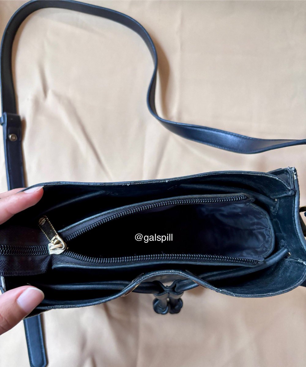 galspill's tweet photo. 3. Slingbag Hitam
Modelan bucket bag, pouch nya bisa dilepas pasang. Bahan leather gitu ya, kuat bgt aku bawa konseran juga aman. btw aku punya dari 2023, dan model ini udh habis juga🥹 tp coba cek referensi yg ini dehh

https://t.co/mQTy3THbG3 https://t.co/LQLgqz0rBT