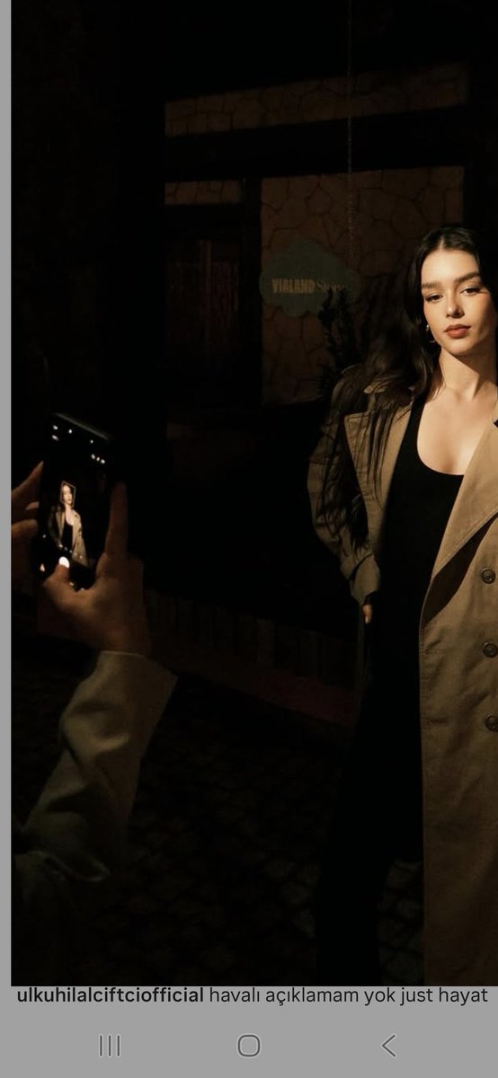 __moni_official's tweet image. #hakançelebi #ülkühilalçiftçi 
#loveisblind 🦁🪽 Hakan took the photo of ülkü under ülkü post but he also took multiple shots of her on his phone because his previous photo on his phone gallery is ülkü Zoom in to ülkü post you will see hakan phone gallery is ülkü 
#paşmel #Yeralt
