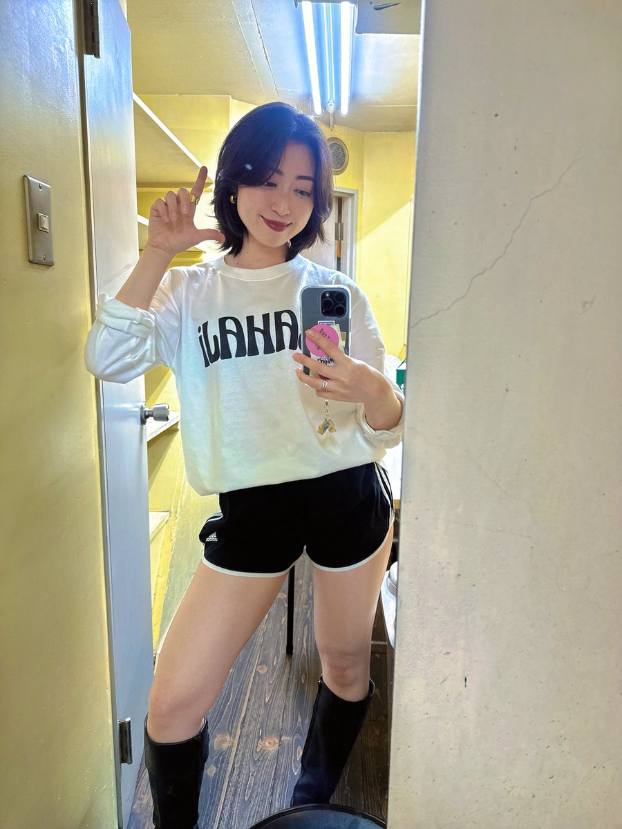 nakazatoami's tweet image. 今夜✈️🇬🇧
Love is the mystery~♪
半日で荷造りしたので忘れ物あっても知りません！
ホテルもとってません！
無事故でいってきます！笑

#生命力あふれる太もも #hospitality #thisismyjob #ホットパンツ