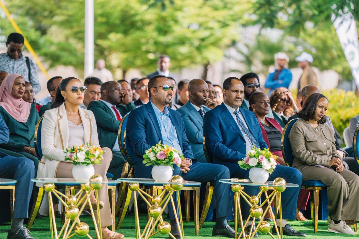 ETEmbassyJIB's tweet image. The newly inaugurated #solar facilities and #gas plant at Hawassa Industrial Park, will generate 11.3 gigawatts of clean energy annually, while HZ Gas will supply 900 tons of oxygen, 40,000 tons of nitrogen, and 7 tons of hydrogen each year. 
#EthiopiaDelivers #CleanEnergy