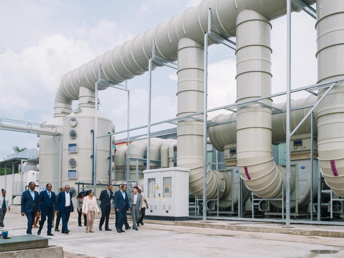 ETEmbassyJIB's tweet image. The newly inaugurated #solar facilities and #gas plant at Hawassa Industrial Park, will generate 11.3 gigawatts of clean energy annually, while HZ Gas will supply 900 tons of oxygen, 40,000 tons of nitrogen, and 7 tons of hydrogen each year. 
#EthiopiaDelivers #CleanEnergy