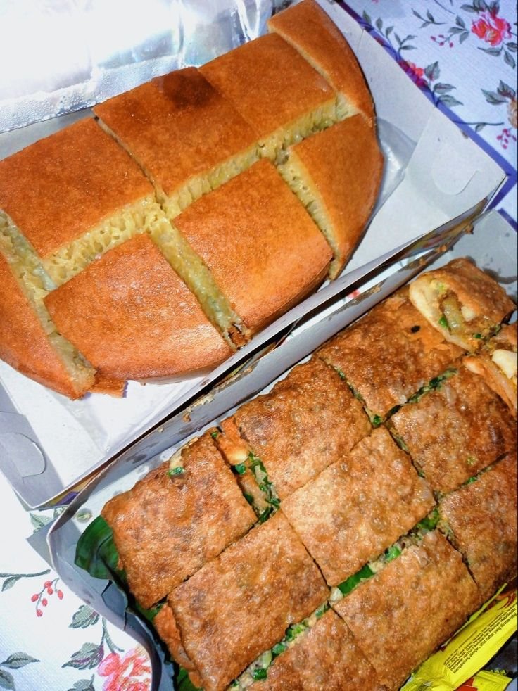 Anak kantor pas sore gerimis:

Badan capek, hujan deras, dompet tipis. 
Tapi tetap nekat beli martabak.

Martabak telur atau manis? 
Yang penting hangat dan nemenin di saat hujan.

Lo biasanya lebih sering pilih yang mana kalau gerimis gini? 😂