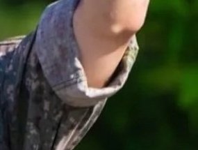 win_kook97's tweet photo. @Tanverse613 @thvkolawyerr En realidad justo en esta foto se ve algo del tatuaje lol, y a Jungkook siempre le ha gustado mostrar piel, el hombre que vivía prácticamente desnudo del torso ahora ha dejado de hacerlo por completo 🤷🏻‍♀️ https://t.co/ycRwRjks1f