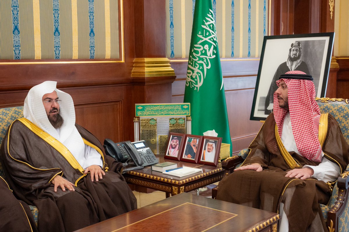 imarat_almadina's tweet photo. سمو نائب أمير منطقة #المدينة_المنورة #سعود_بن_نهار يستقبل رئيس الشؤون الدينية بالمسجد الحرام والمسجد النبوي الشيخ د. عبدالرحمن السديس، ويطّلع على خطة الرئاسة لموسم حج هذا العام، وما تتضمنه من برامج إثرائية وخدمات إرشادية وتوعوية لخدمة ضيوف الرحمن. https://t.co/lRCM02TWAw