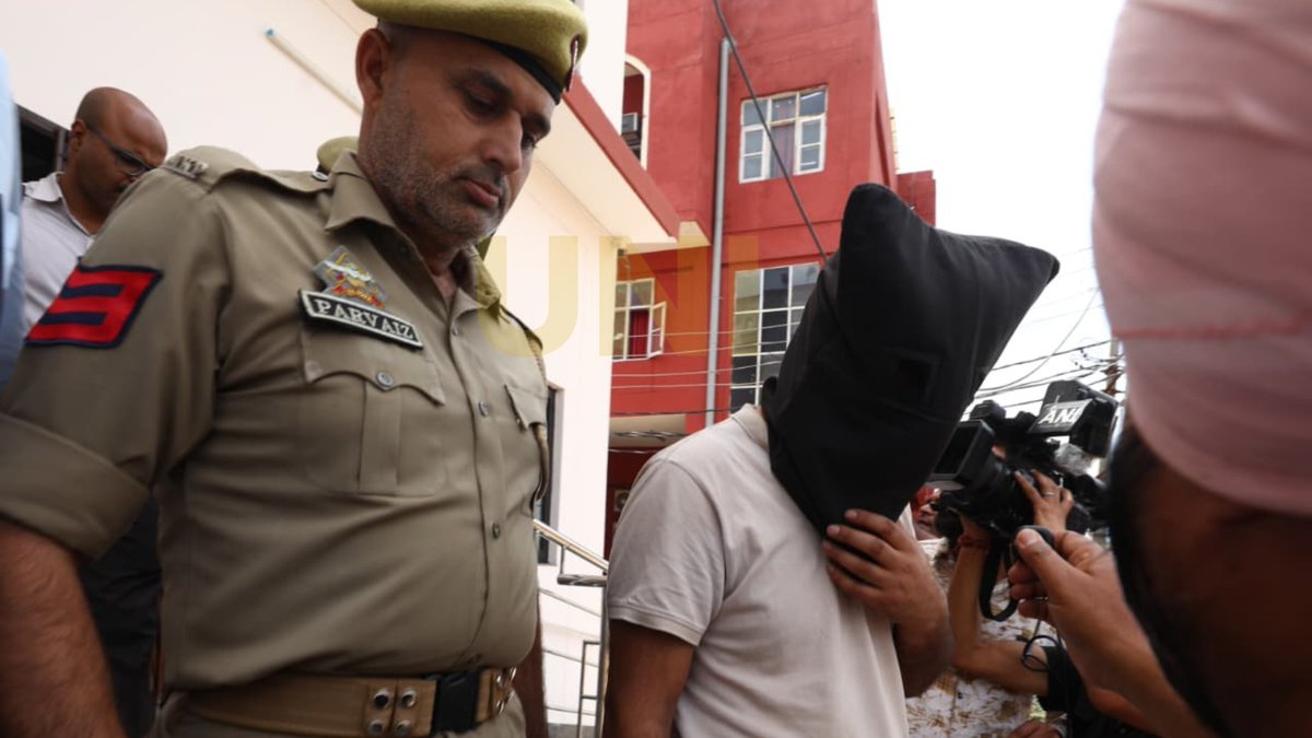 UNI_Photos's tweet image. In Photos | The National Investigating Agency produced Pakistani terrorists in the court today. They were arrested in Punjab, as NIA has taken over the case in Jammu. 

📸: Aman Sharma / UNI

@NIA_India | #NIA | #NationalInvestigationAgency | #Jammu | #SecurityForces |