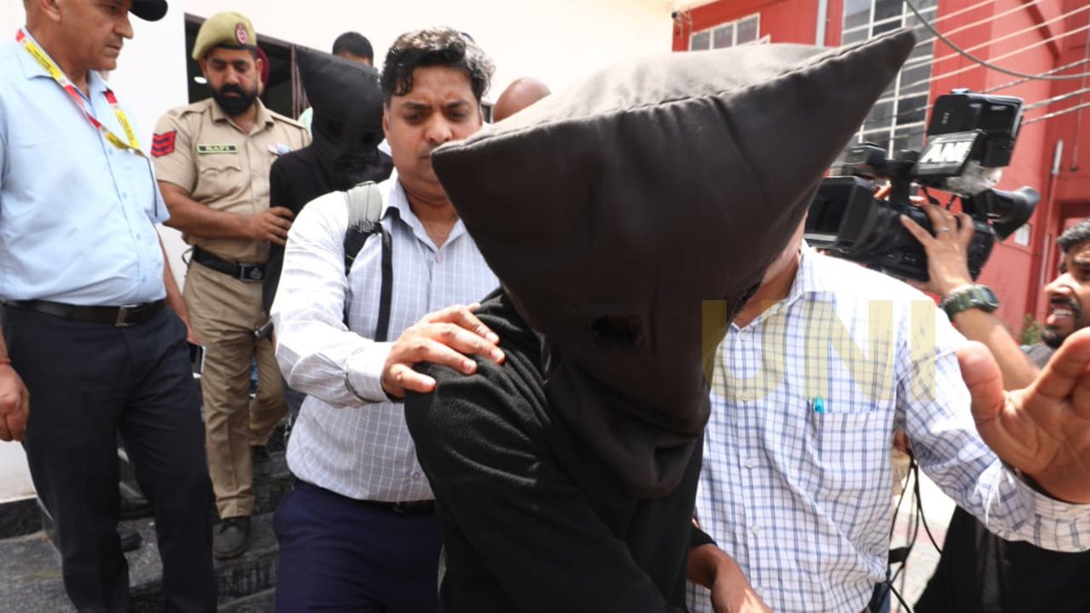 UNI_Photos's tweet image. In Photos | The National Investigating Agency produced Pakistani terrorists in the court today. They were arrested in Punjab, as NIA has taken over the case in Jammu. 

📸: Aman Sharma / UNI

@NIA_India | #NIA | #NationalInvestigationAgency | #Jammu | #SecurityForces |