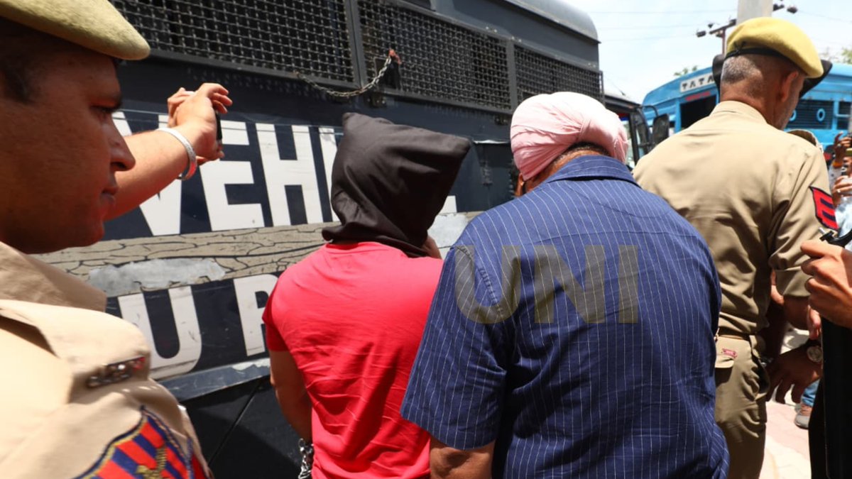 UNI_Photos's tweet image. In Photos | The National Investigating Agency produced Pakistani terrorists in the court today. They were arrested in Punjab, as NIA has taken over the case in Jammu. 

📸: Aman Sharma / UNI

@NIA_India | #NIA | #NationalInvestigationAgency | #Jammu | #SecurityForces |