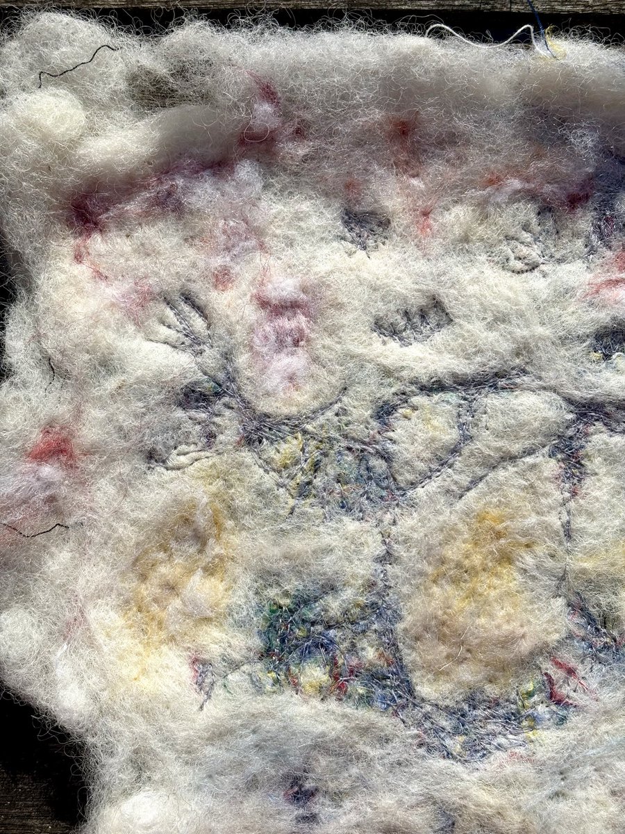 TwistsPaper's tweet image. Raw Sheep Fleece - from scouring and carding to felting and embroidering #rawfleece  #sheep #wool #scouring #carding #wetfelting #needlefelting #freemotionstitching #nature #environment #art #sudbury #suffolk #papertwists
