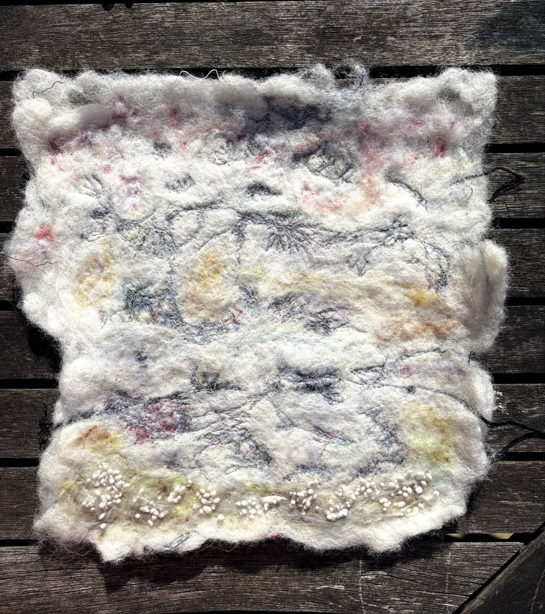 TwistsPaper's tweet image. Raw Sheep Fleece - from scouring and carding to felting and embroidering #rawfleece  #sheep #wool #scouring #carding #wetfelting #needlefelting #freemotionstitching #nature #environment #art #sudbury #suffolk #papertwists