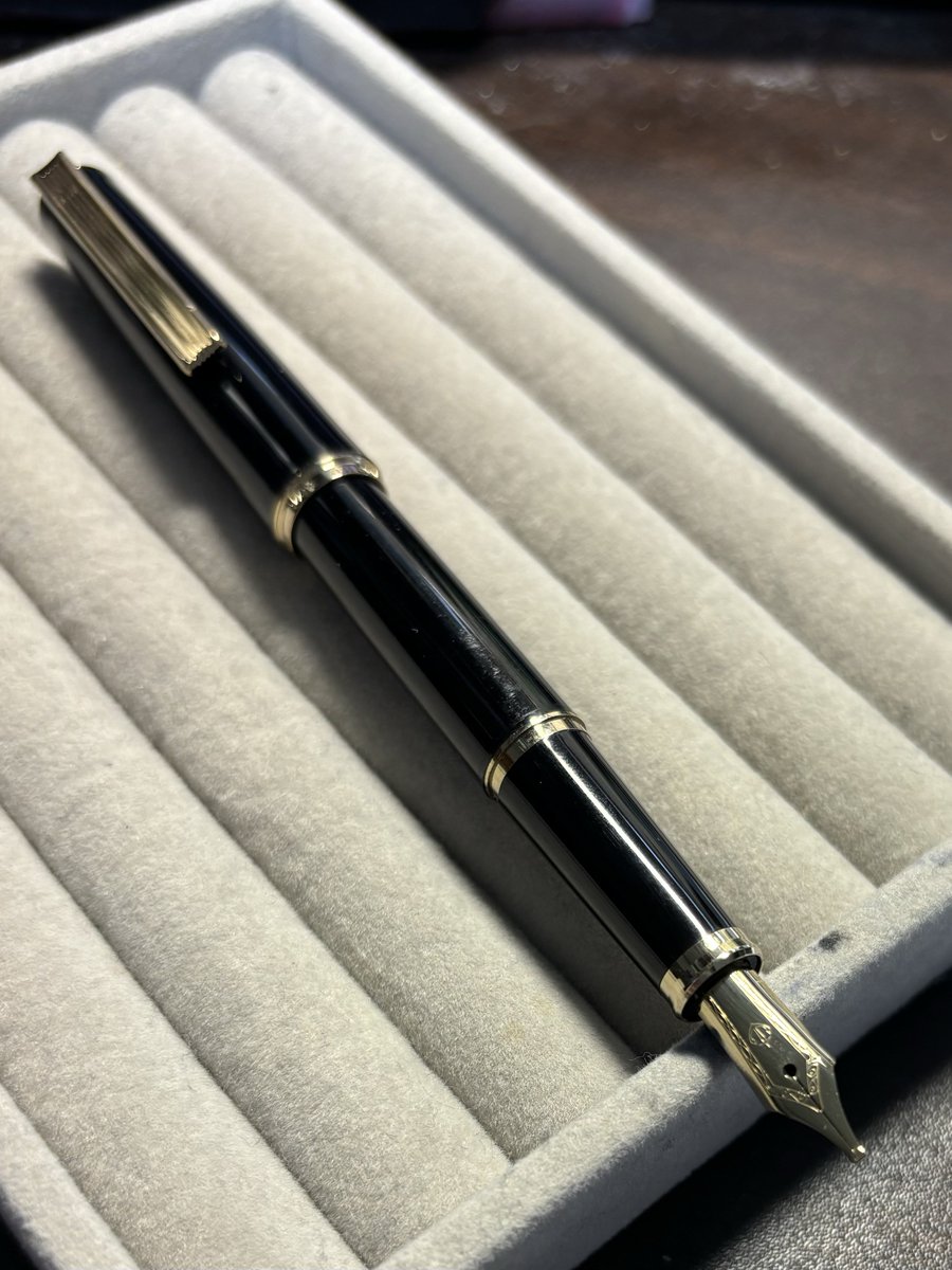 century391's tweet photo. ということで修理から戻ってきたヤングプロフィット 。
ステンレスのミュージックがどんなか気になってたのもあるけど、ミュージックが1万になった今交換依頼したらいくらになるかの調査も兼ねて修理。

結果としてはペン先、ペン芯、(おそらくソケットの)Oリング交換合わせて6000円弱くらい。
↓続く https://t.co/SohyYvjair