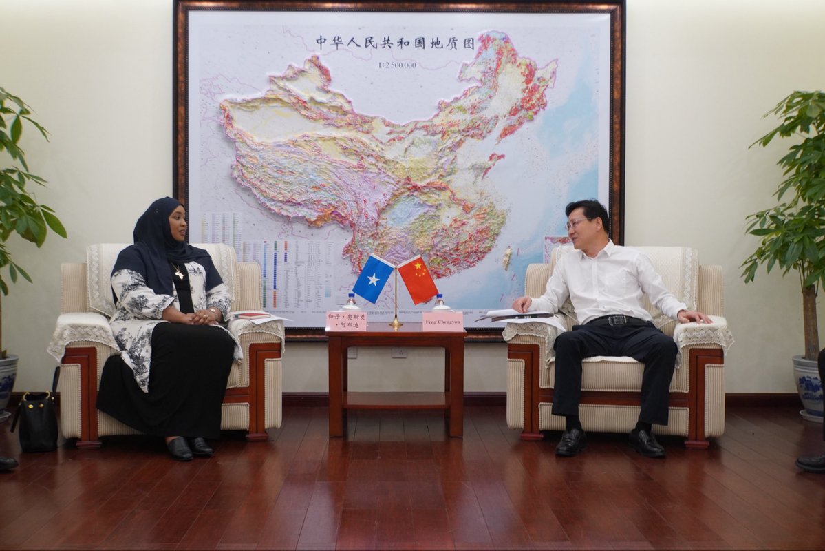 SONNALIVE's tweet image. .#Somalia’s Ambassador to China, @DrHodanOsman, held productive talks in Beijing with officials from the #China Geological Survey, focusing on strengthening training, skills development, and institutional capacity in land management and natural resource protection.