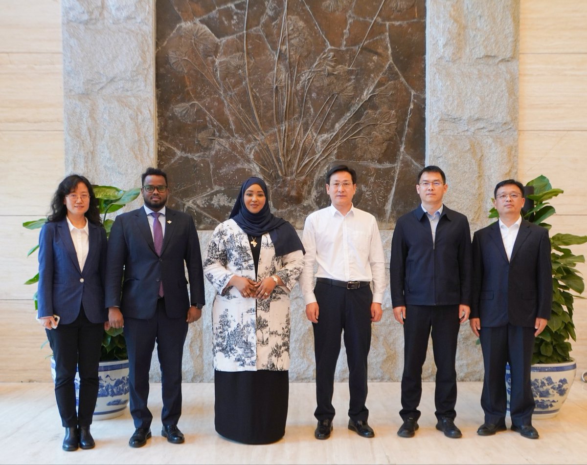 SONNALIVE's tweet image. .#Somalia’s Ambassador to China, @DrHodanOsman, held productive talks in Beijing with officials from the #China Geological Survey, focusing on strengthening training, skills development, and institutional capacity in land management and natural resource protection.