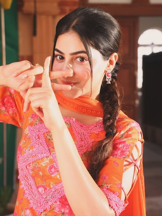jasmeet looks so pretty and cutieee 🥹🧡 also she's wearing new suit finally something diff for her
— #tujulietjattdi #heewab