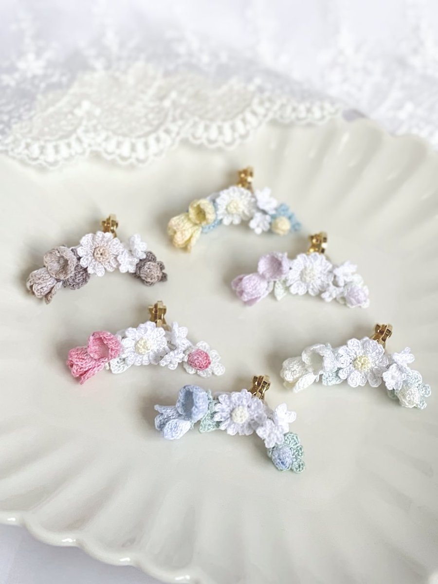 #考え抜かれたその先に
#365DIYtheme

砂糖菓子の花束　小さなお花のイヤーカフ
こちらはお花の色に合わせて
それぞれに葉の色を変えています🌿