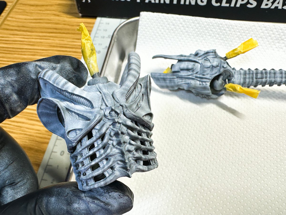 Ani_Kuzunishi's tweet image. まずは白を吹く。スーツの再現というよりは、デザイン画のテイストに寄せていきたいので、この時点から細かくラインを引くように細吹きを重ねてみました。ホントはもっと密度を上げたいけど、個人的な技量とサイズの関係でこれ以上はムリでゴザイマス。
#ALIEN #MAFEX