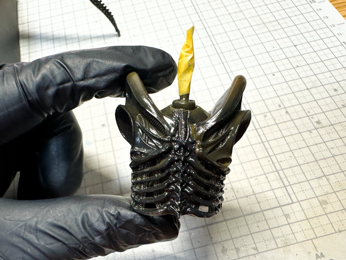 Ani_Kuzunishi's tweet image. まずは白を吹く。スーツの再現というよりは、デザイン画のテイストに寄せていきたいので、この時点から細かくラインを引くように細吹きを重ねてみました。ホントはもっと密度を上げたいけど、個人的な技量とサイズの関係でこれ以上はムリでゴザイマス。
#ALIEN #MAFEX