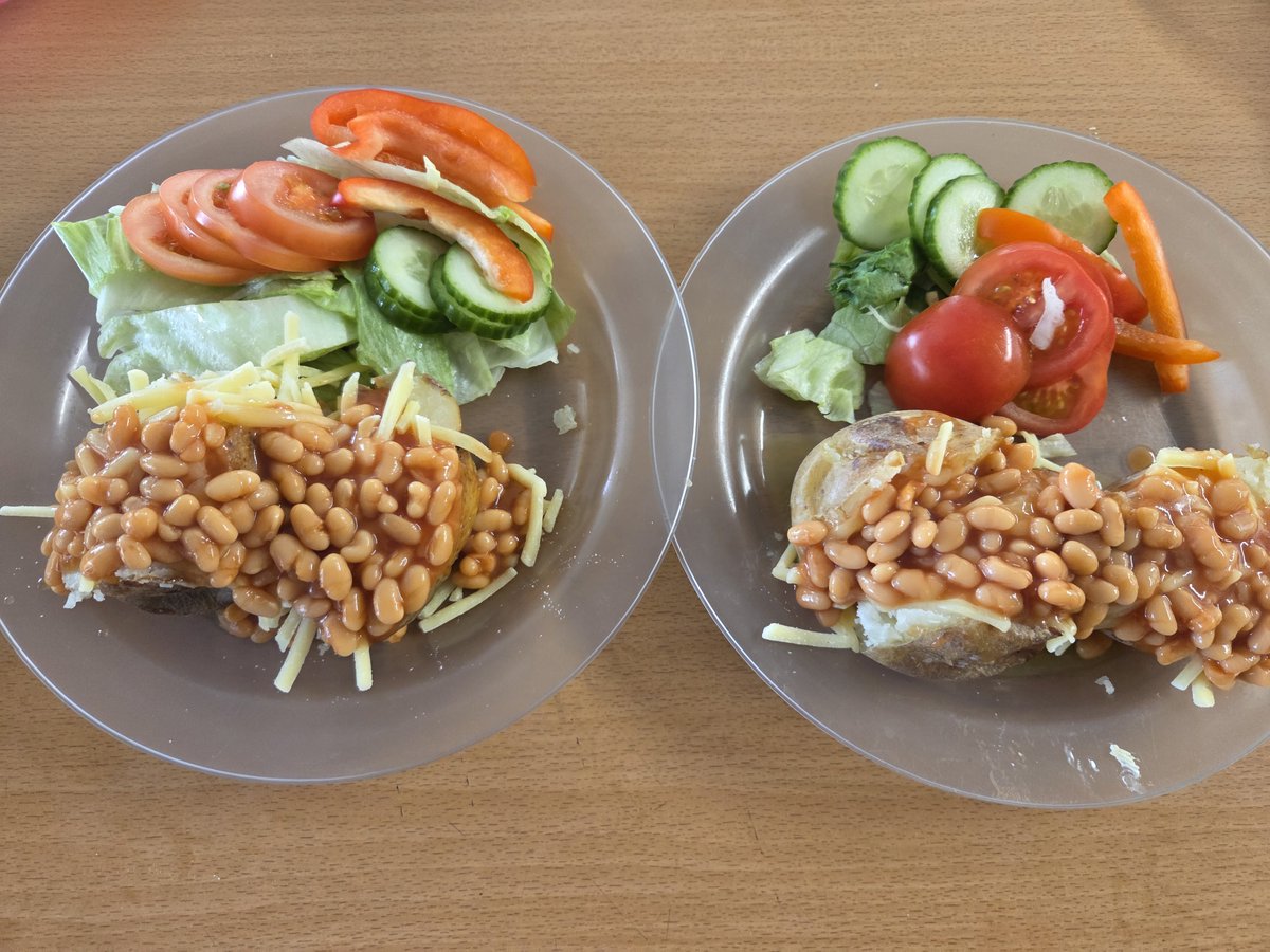 LindenCentreSSp's tweet photo. Fuel for the afternoon: jacket potatoes that keep our children full, focused, and ready to learn 🥔📚 https://t.co/ovENh50NSX