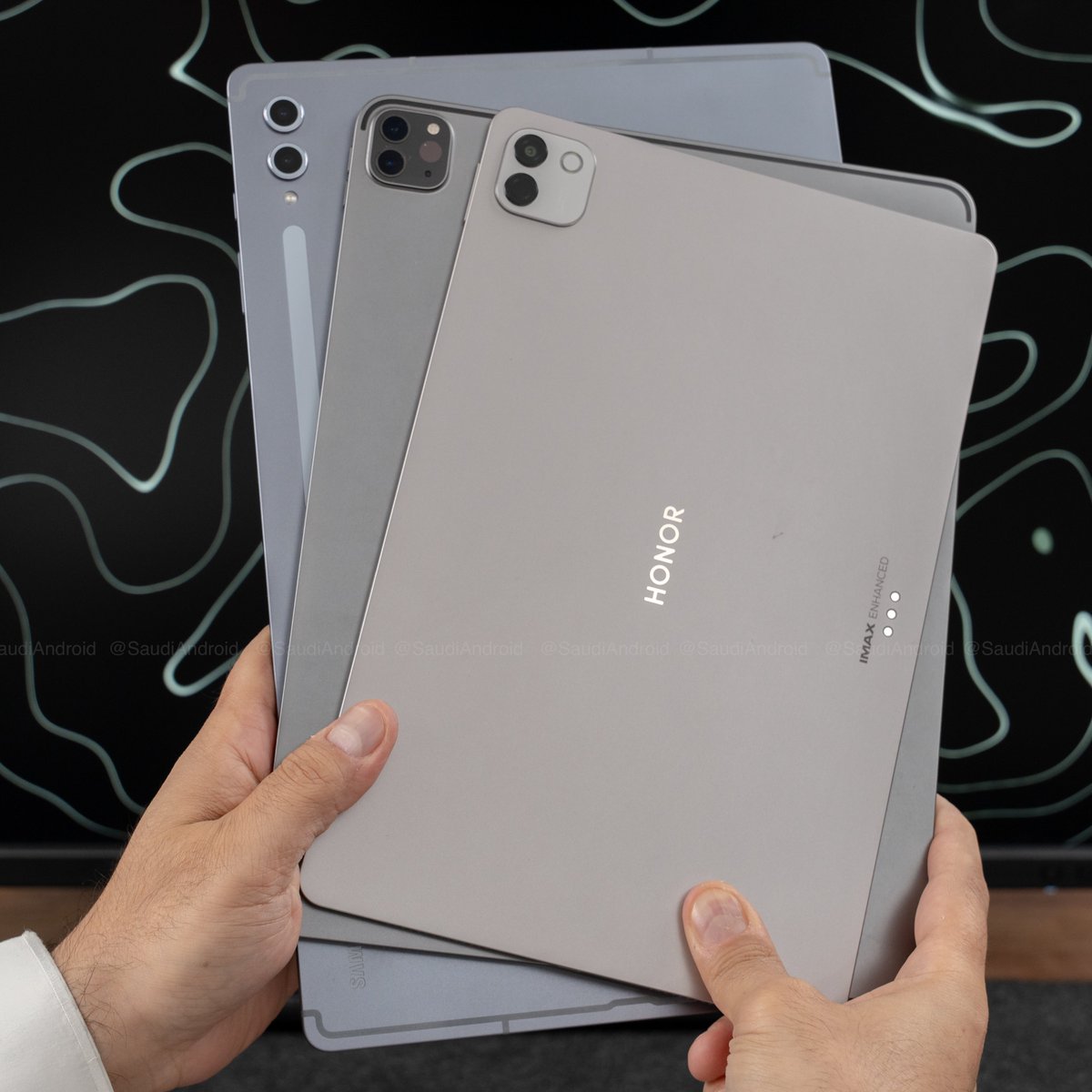 SaudiAndroid's tweet image. 💻HONOR Magic Pad 4
السمك 4.8mm
الوزن 450g
حجم الشاشة 12.3 إنش

💻Apple iPad Pro
السمك 5.1mm
الوزن 579
حجم الشاشة 13 إنش

💻Samsung Galaxy Tab Ultra
السمك 5.1mm
الوزن 692g
حجم الشاشة 14.6 إنش

#HONORMagicPad4 🆚#GalaxyTabS11Ultra 🆚 #iPadPro