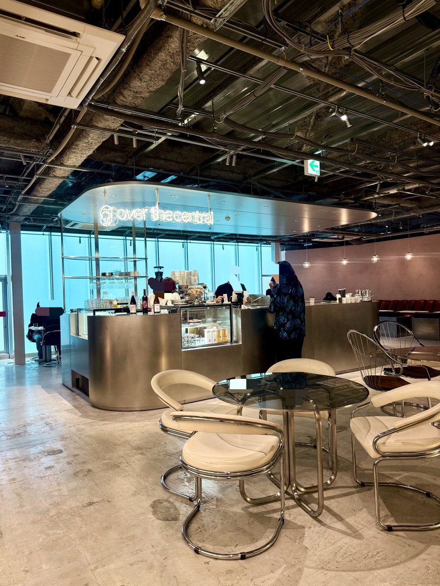 k1987rabbit's tweet photo. 🆕心斎橋アメ村 over the central☕︎
店内には沢山の椅子椅子椅子!
家具好きの血が騒いだw
豆は奥渋の #CAMELBACK
家具は清澄白河 #topso
母体は @MAISONSPECIAL のカフェ一号店だと⁉️
おしゃんが好きなおまんらが行かなきゃ誰が行く⁉️笑
プレオープン中の今嬉しい割引あるかもねぇ
#まりーあカフェ https://t.co/3ZTclWwAig