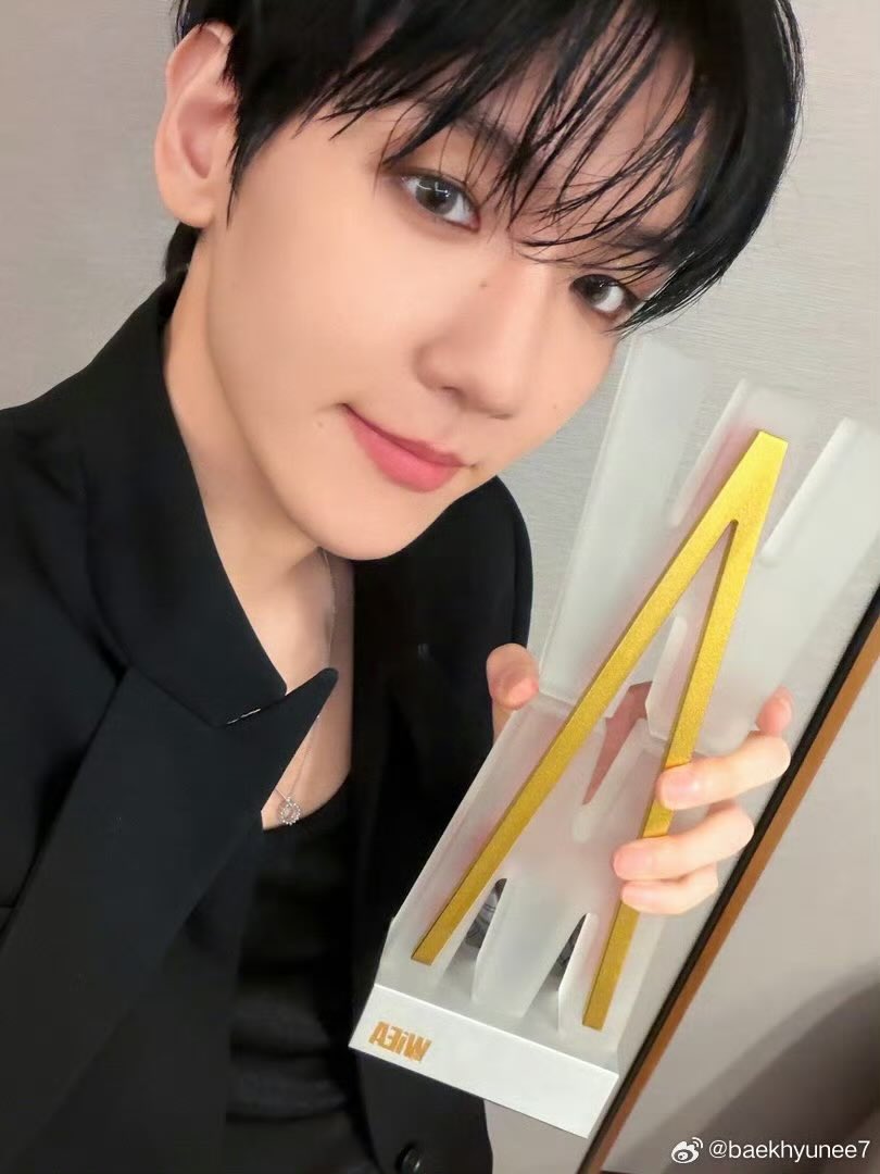 qtpiebyunbaek's tweet image. "Love can transcend mountains and seas"

#BAEKHYUN @B_Hundred_hyun
