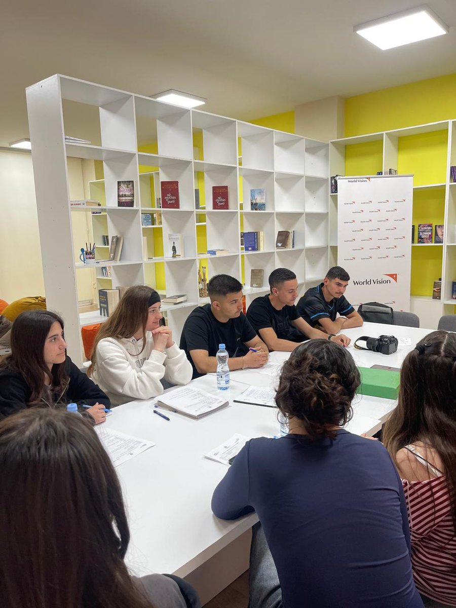 WVAlbania's tweet image. Përgatisim të #rinjtë për tregun e punës dhe rrugën drejt #integrimit në #BE.
Në bashkëpunim me #AKR, @WVAlbania ka nisur sesionet informuese/edukuese për orientim e këshillim karriere, dhe procesin e integrimit në BE, për 150 të rinj nga bashkitë Durrës, Krujë dhe Shijak.