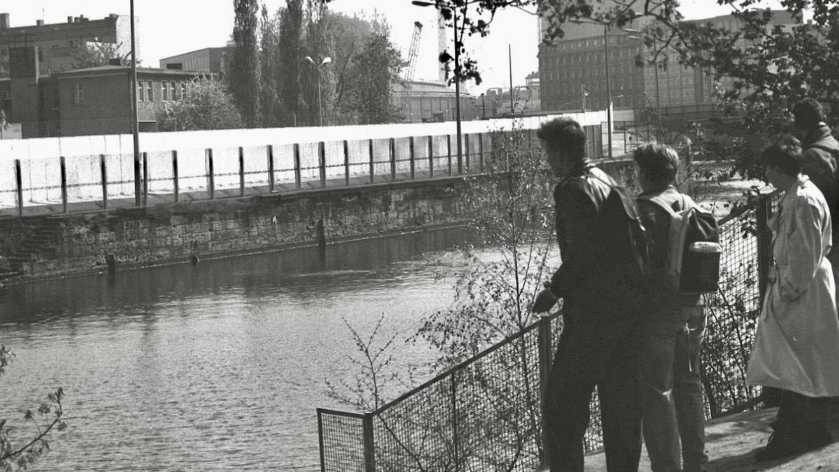 schoene_jens's tweet image. #OTD 1973 #GeteiltesBerlin

Manfred Gertzki (30) versucht, gut vorbereitet, am Reichstag von Ost- nach West-#Berlin zu fliehen. Doch #DDR-Grenzer schießen und treffen ihn tödlich. Seinen Körper werfen sie in die Spree, er wird später geborgen. Sein Tod wird verschleiert.