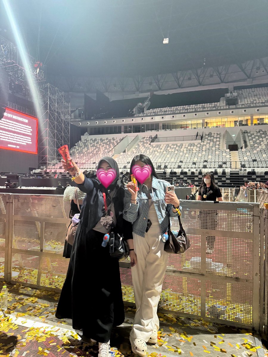 ohmypjw's tweet photo. [26.04.26] TREASURE PULSE ON IN JAKARTA DAY 2 

our first send off jihoon n haruto give me and cath sausage 😭💗 

#JIHOON #지훈 
#HARUTO #하루토 
#PULSE_ON_IN_JAKARTA
#TREASURE_PULSE_ON_IN_JAKARTA https://t.co/CyOuhRY4Nl