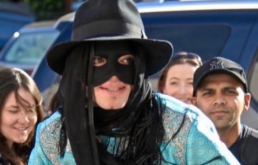 Kulturlesite_'s tweet photo. Les déguisements insolites de Michael Jackson pour échapper aux paparazzi 🎭 https://t.co/8Byjg7Nju7