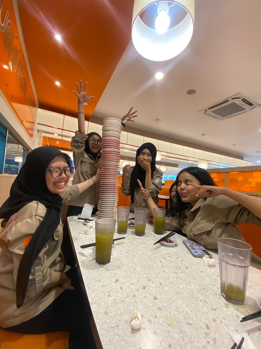 thallpr's tweet photo. imut imut makan 70 plate https://t.co/hGT0NMHLku
