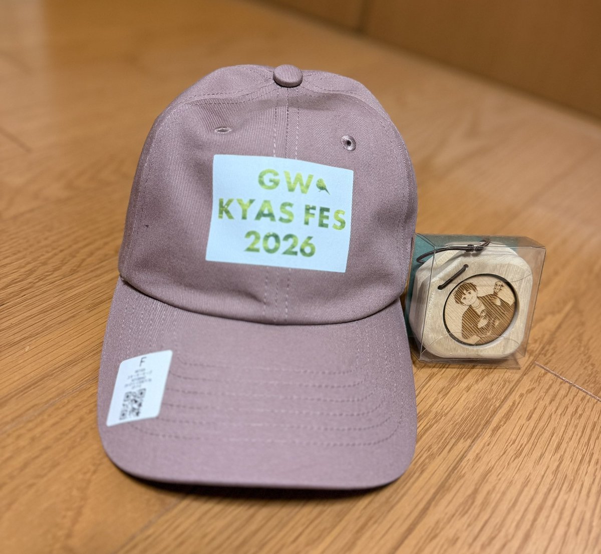 106_tomu's tweet photo. 今回のKYAS FESグッズは何にしようかと
悩んだ結果…🧢にしました。
とても可愛い🩷🧢🩷
お友達とかぶって盛り上げまーす✊
新店舗にお邪魔するのも楽しみ👏🎊😊 https://t.co/14AsuRW6ku