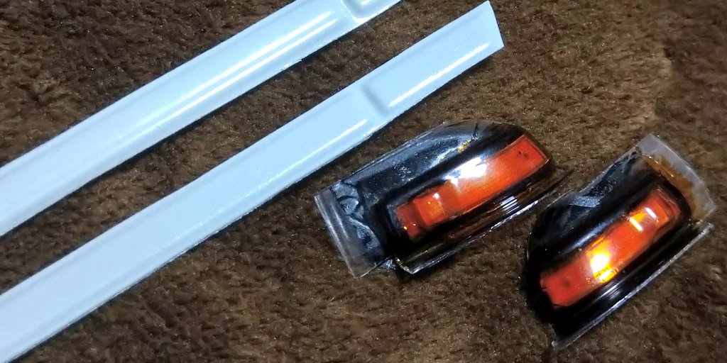 これまで以上に各部の材質差の表現にこだわって製作中！
①バンパーはもちろんPPをイメージ
リアも前期になってるの嬉しい♥

②バックパネルに対してナンバー灯を半艶に🫶これだけでかなりリアル🫣

③硬質ゴムのサイドモールはちょっとザラつかせた
サイドウインカーの黒も表塗りで半艶
#ヨコモ女子