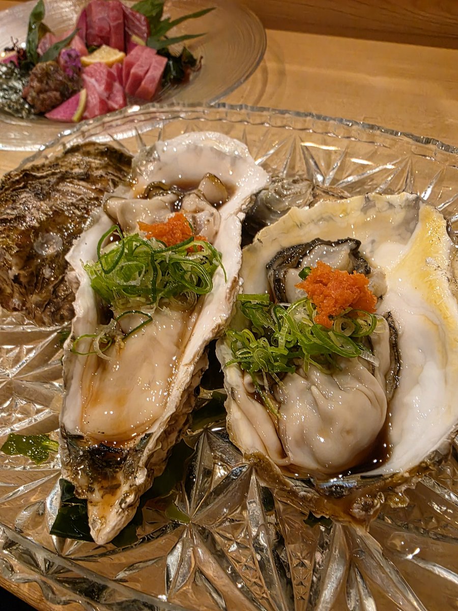 m_Reve_m's tweet photo. 昨日のご馳走をお裾分け。
奈良の「天うま」さんでの至福のひととき🦪✨
大ぶりの牡蠣に、ふわっふわの鱧の天ぷら、そしてホタルイカのお造り。
この歳で初めて挑んだコンタクトのおかげで、鱧の衣のサクサク感までクッキリ見えて視覚からも美味しすぎた…🤤
#奈良 #天うま #飯テロ #幸せの休日 https://t.co/3RxhZCabg6