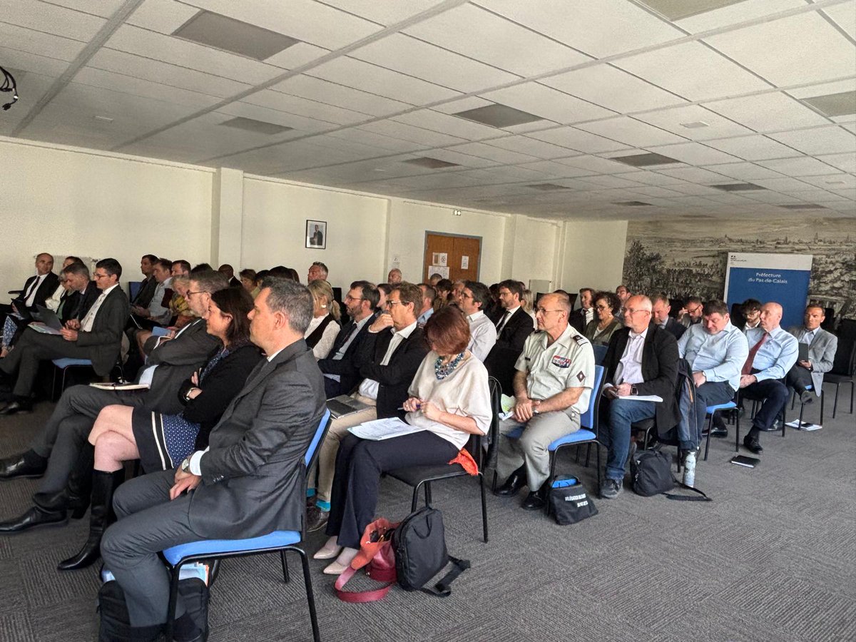 Prefet62's tweet photo. Ce matin, j’ai réuni l’ensemble des cadres dirigeants des services de l’État dans le Pas-de-Calais : sous-préfets, directeurs — DREAL, @ARS_HDF, DDFIP, DDTM, DDETS, DASEN, @onacvg, @CarsatHdF, @urssaf, @CPAM62Artois, @FTravail_HDF, @CafPasdeCalais, et ceux de la préfecture — ainsi que les représentants de la @PoliceNat62, de la @Gendarmerie, des armées (@Armee_de_lair, @armeedeTerre et @MarineNationale), des @douane_france, de l'@OFBiodiversite, des services pénitentiaires.

Ce temps de travail collectif a permis de partager un état des lieux de l’action de l’État sur le territoire et d’échanger de manière approfondie sur les grands enjeux auxquels le département est confronté. La diversité des services présents témoigne de la mobilisation coordonnée de l’État au service des habitants du Pas-de-Calais.

J’ai souhaité consacrer ce premier comité de direction à 2 axes essentiels : rappeler les prérogatives des préfets et fixer un cap clair pour l’année 2026. Plusieurs priorités structurantes ont ainsi été abordées : la lutte contre les traversées maritimes irrégulières, avec pour objectif premier de sauver des vies ; le suivi du QLCO de Vendin-le-Vieil ; le renforcement de la résilience du territoire face aux risques d’inondation ; l’achèvement du déploiement de l’ERBM ; la lutte contre les violences intrafamiliales, les trafics de stupéfiants et les phénomènes d’entrisme ; ainsi que la préservation des ressources du département, notamment l’eau et les terres agricoles.

Au-delà de ces priorités, cette réunion a permis de réaffirmer une exigence commune : celle d’une action publique coordonnée, efficace et ancrée dans les réalités du terrain.

Je remercie l’ensemble des services mobilisés pour leur présence, leur engagement et la qualité des échanges, indispensables à la cohérence et à l’efficacité de l’action de l’État dans le Pas-de-Calais.