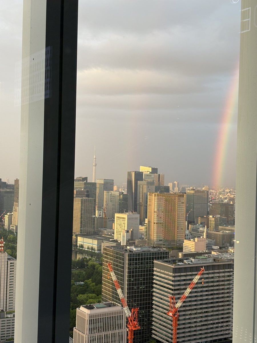 tkhC_interiorPR's tweet photo. 虎ノ門ヒルズから虹の根元が見えました🌈都会で見たの初めて！

しかもダブルレインボー🥹 https://t.co/jQb1j7pHw5
