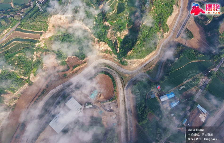 sxxww518's tweet image. 4月23日，山西平陆雨后云海翻涌山峦，与梯田村庄道路交织成春日生态画卷。
On April 23, post-rain sea of clouds surged over mountains in Pinglu, Shanxi, weaving with terraced fields, villages, and roads into a spring ecological tableau. #clouds #ecology