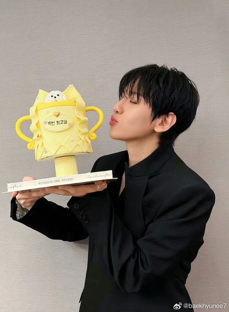 BAEKHYUN weibo

山海有隔，爱却可抵。谢谢爱丽们带给我的荣光！
Cherry们，谢谢你们坚定的爱！我爱你们❤️