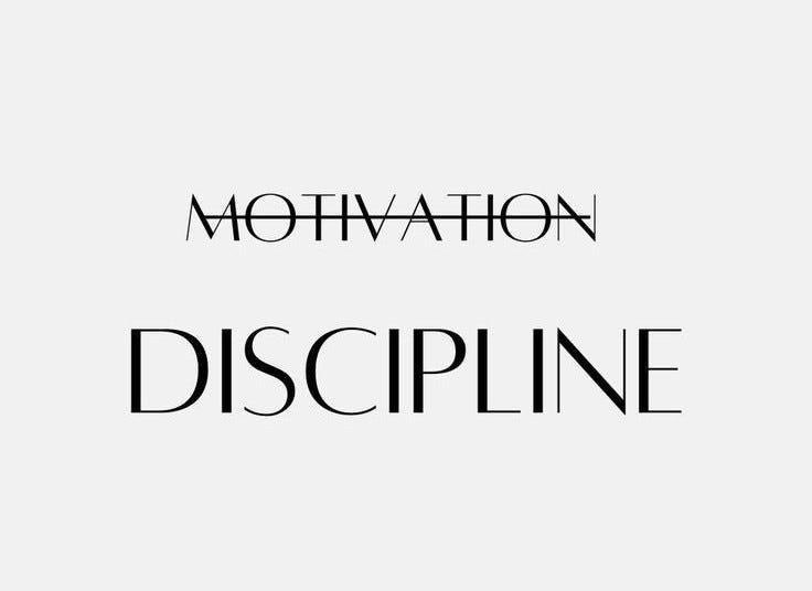 SanamChowdhury7's tweet image. You keep losing motivation because you rely on feelings.
Winners rely on systems.
📅 Same wake time
📚 Same habits
🏋️ Same discipline
🎯 Same standards
Feelings change daily.
Standards don’t.
#discipline #success #mindset