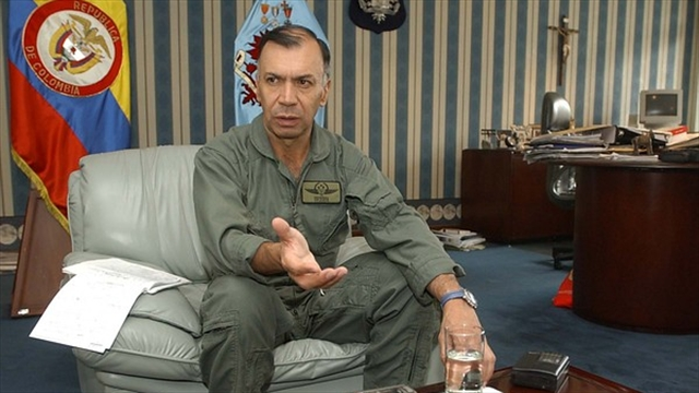 Horadelaverdad's tweet image. #ENVIVO "Se debilitó la inteligencia militar con decisiones equivocadas y hoy se ven las consecuencias.

El Ejército perdió capacidad, redujo su pie de fuerza y terminó reaccionando tarde, moviendo tropas de un lado a otro como “apagando incendios” en zonas como Catatumbo y