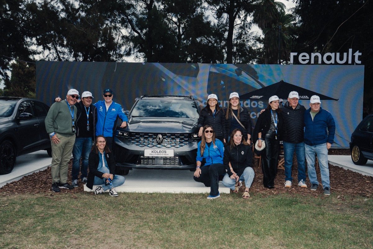 SibillaPablo's tweet photo. Desde la movilidad de Franco hasta la movilidad del evento entre el Club43 y el Fan Zone, donde estuvimos presentes con un stand exponiendo nuestros modelos #espiritAlpine: #Koleos & #Arkana. https://t.co/Pj10djQvzE