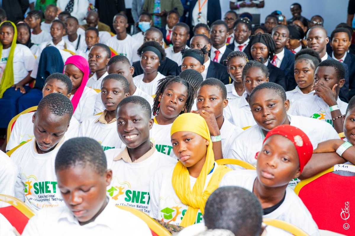 Gouvciofficiel's tweet image. #Éducation | Enseignement technique : Le ministère signe un Partenariat stratégique avec les entreprises pour l’employabilité des jeunes

Abidjan, le 25 avril 2026 – Jean-Louis Moulot, ministre délégué auprès du ministre de l’Éducation nationale, de l’Alphabétisation et de