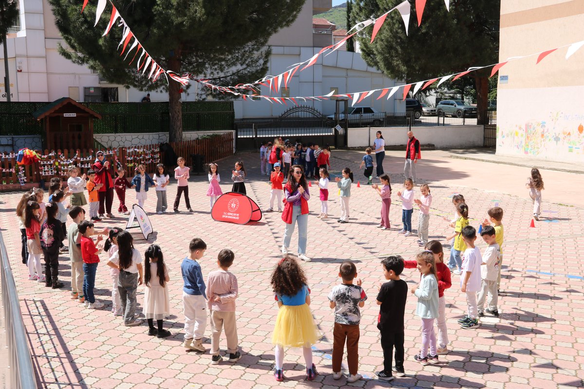 Amasya İl Özel İdaresi Anaokulu’nda “Merkezim Her Yerde” etkinliği gerçekleştirilmiştir.

Etkinlik kapsamında çocuklarımız için spor parkurları kurulmuş, köstebek oyunu ve orta oyunlarıyla ile eğlenceli ve öğretici aktiviteler düzenlenmiştir.

#GSBGM
#GSBAmasyaGençlikMerkezi