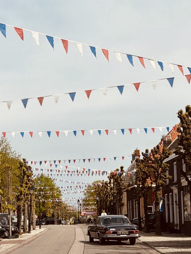 SjorsFrohlich's tweet photo. Ook in mijn eigen dorp Schoonrewoerd was het weer supergezellig. Veel mensen op het dorpsplein. Pannenkoeken eten en een Oranjebittertje op de Koning! 🇳🇱 https://t.co/bcVjwDvXwC