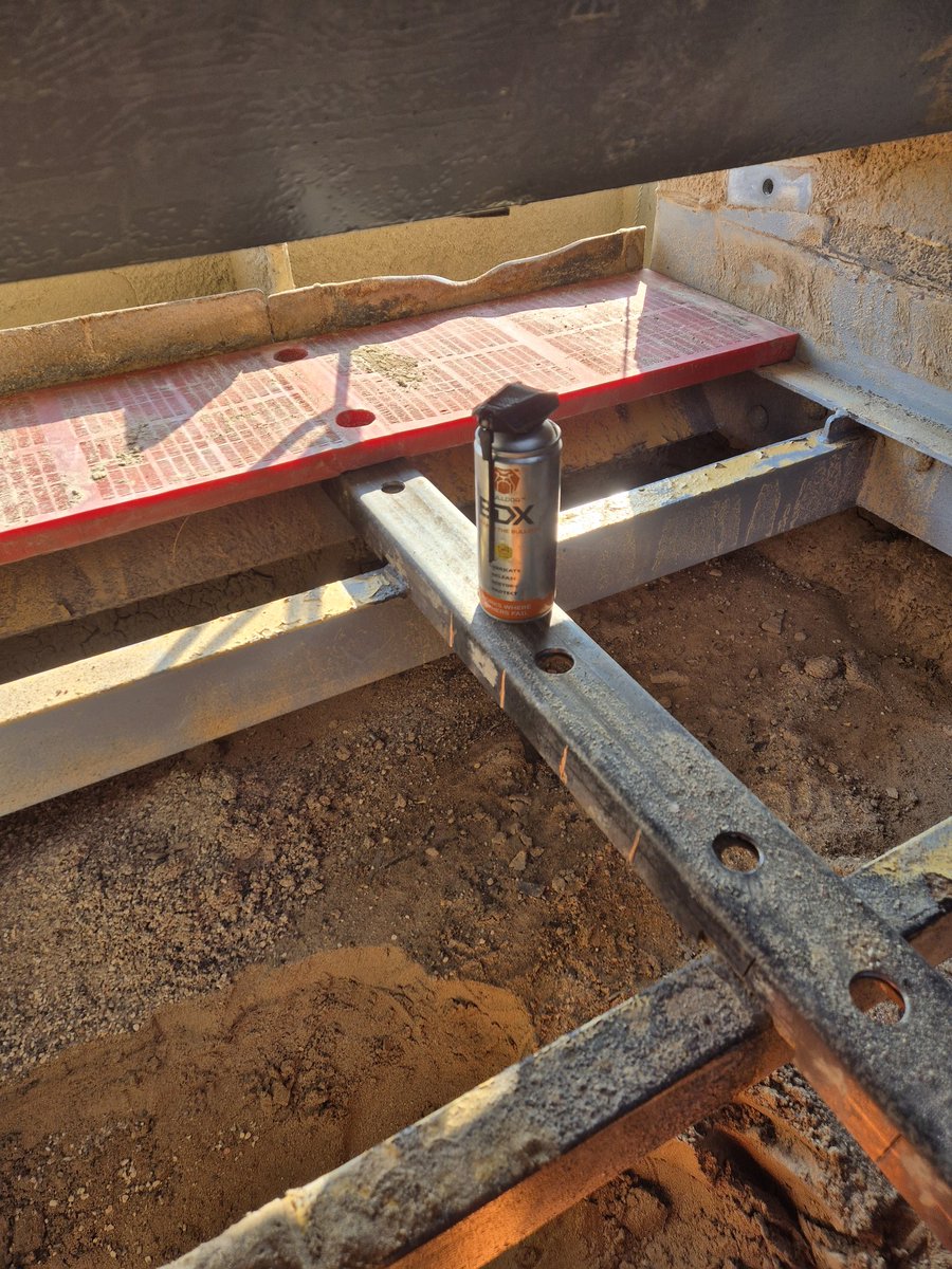 jimbo_clarke's tweet image. Finished a week long shut down of the wash plant all back up and running again first out of the toolbox and last thing back in was @BulldogBDX