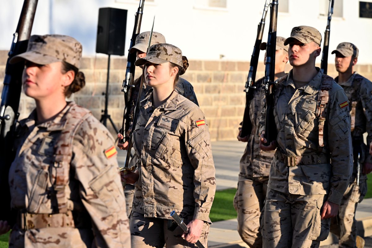 CasaReal's tweet photo. Durante su periodo de formación en la Academia General del Aire y del Espacio de San Javier (Murcia), la Princesa de Asturias ha participado en la instrucción a otros cadetes en el ejercicio SERE (Supervivencia, Evasión, Resistencia y Escape).

➡️https://t.co/1dKLbnNcPL https://t.co/yvO8pUx2kB