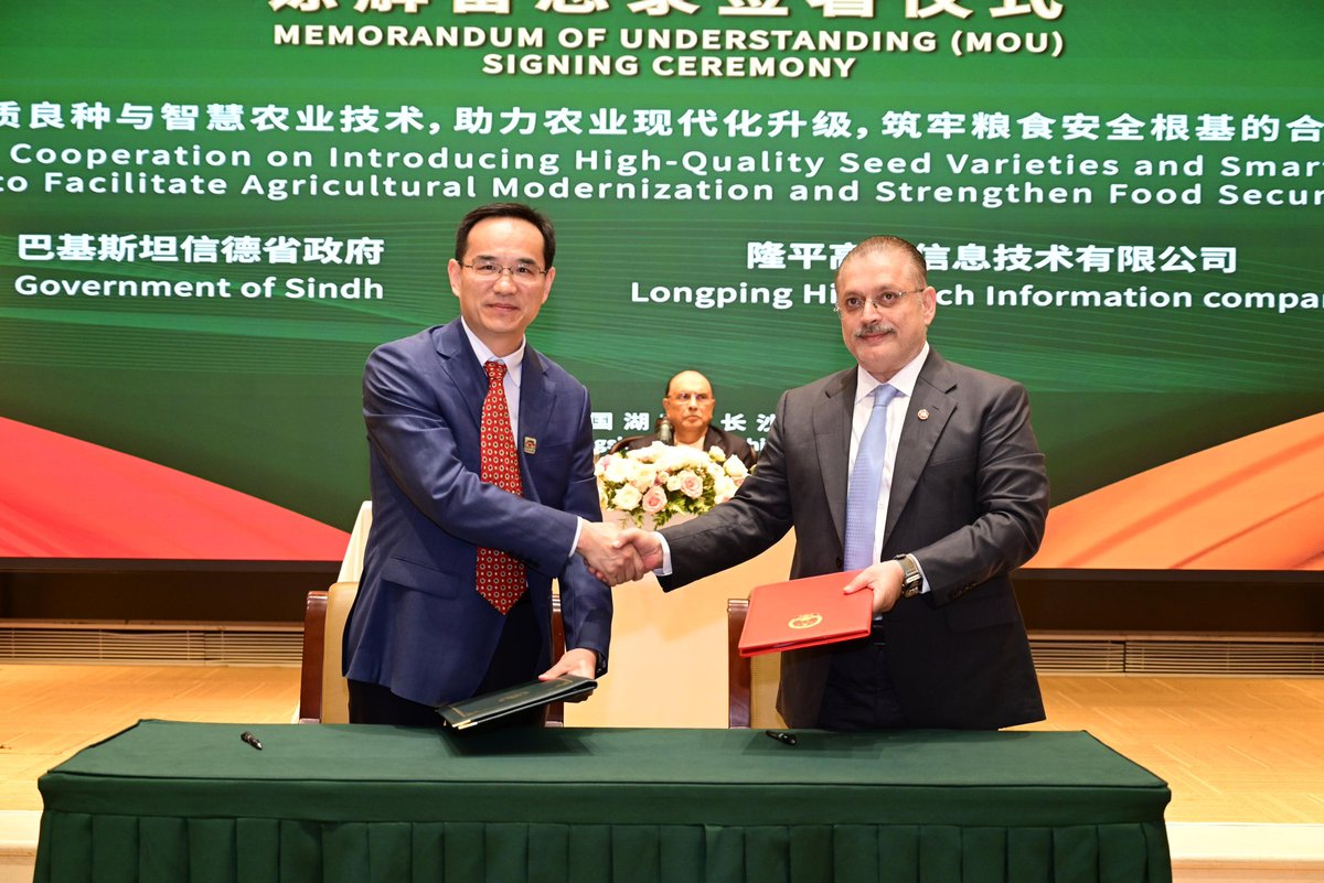 FaisalB03265422's tweet photo. In the presence of President Asif Ali Zardari, Sindh Government and a Chinese organization signed an agreement on agricultural technology cooperation. Sharjeel Inam Memon also attended 🇵🇰🇨🇳 🤝 @sharjeelinam @AAliZardari https://t.co/npEV42M8oG