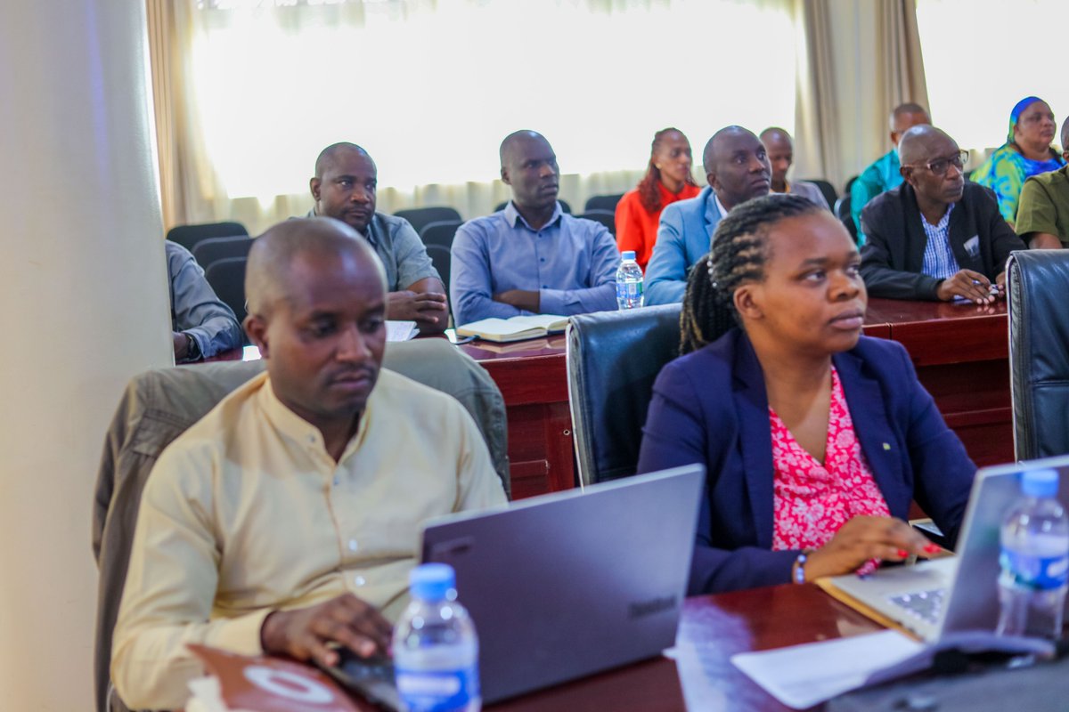 RwandaEast's tweet photo. Inama yateguwe ku bufatanye bw'Intara, @Rwanda_Edu na @RwandaLocalGov yitabiriwe n'Abayobozi bungirije b'Uturere bashinzwe imibereho myiza, abashinzwe uburezi mu Turere, Abayobozi b'ibigo by'amashuri by'indashyikirwa muri gahunda ya school feeding n'abandi https://t.co/Gic7j99H08